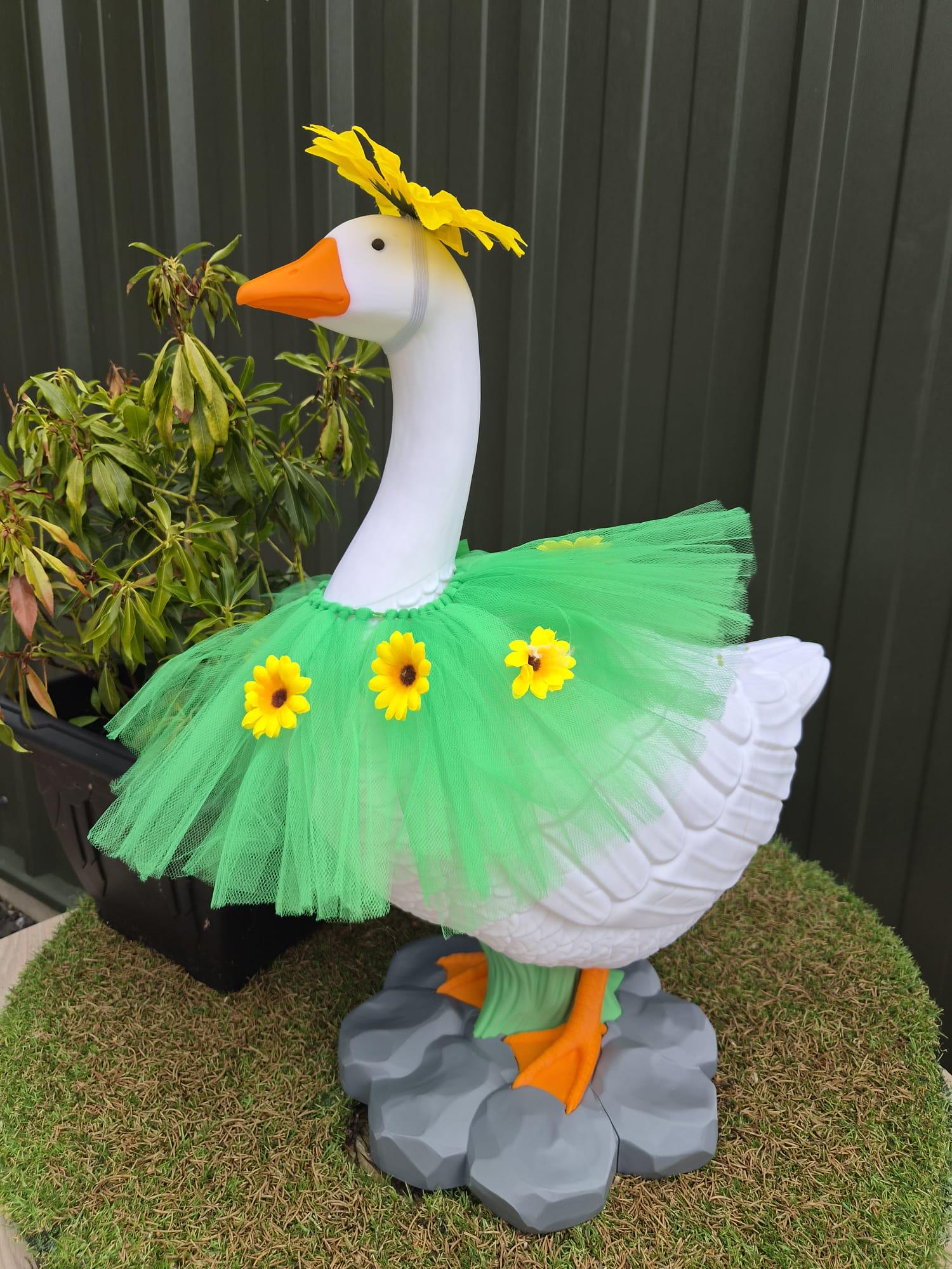 24inch porch goose with changeable heads