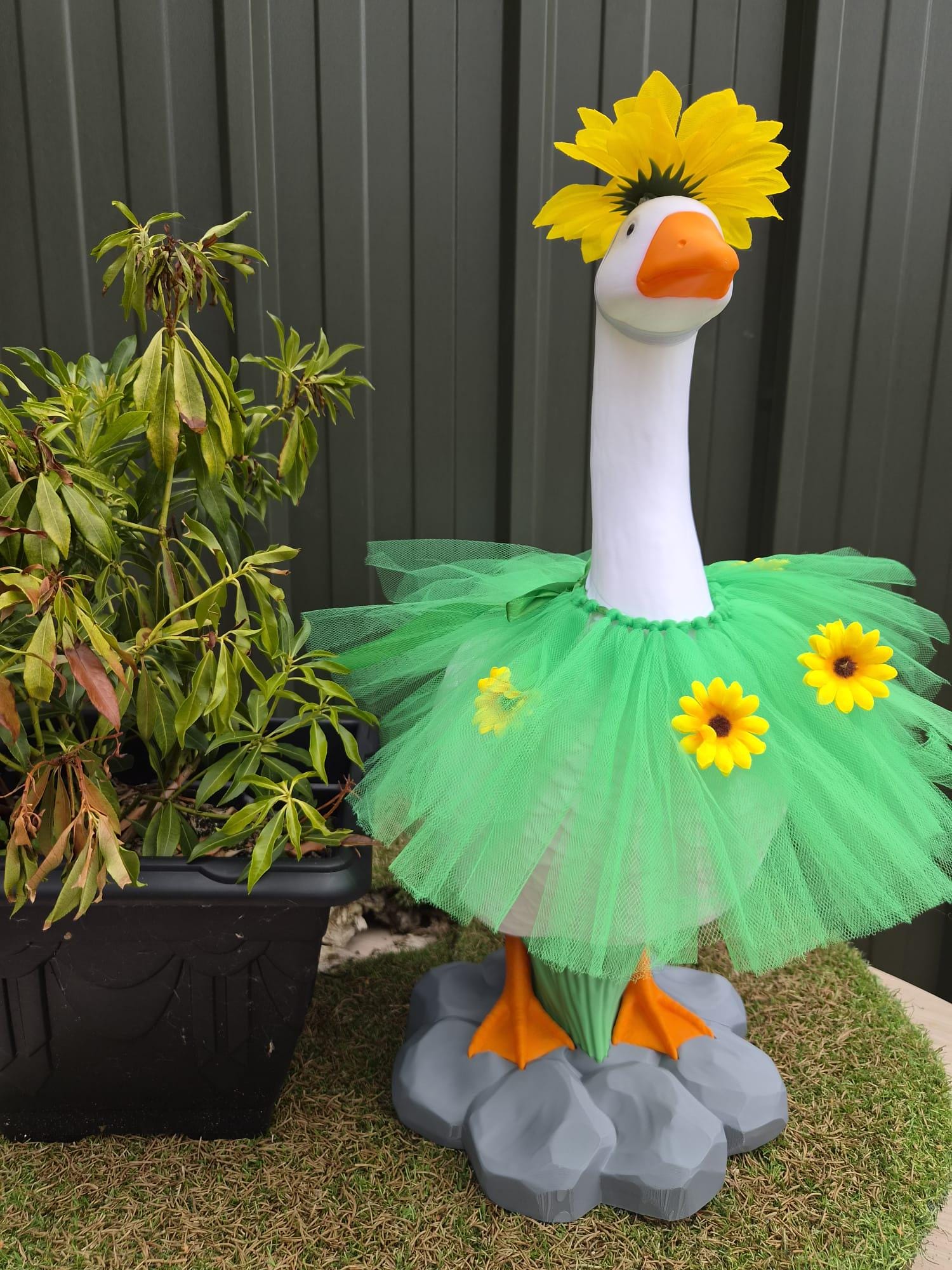 24inch porch goose with changeable heads
